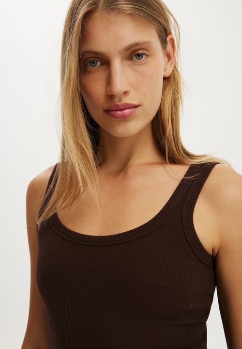 Cotton On - Blake Rib Scoop Tank - Dark Oak