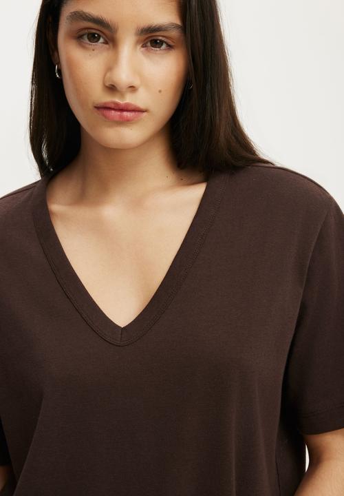 Cotton On - The Slub V Neck Tee - Washed Dark Oak