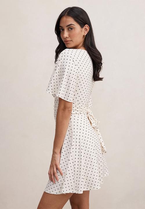 Forever New - Cora flutter sleeve tie mini dress in butter verona spot