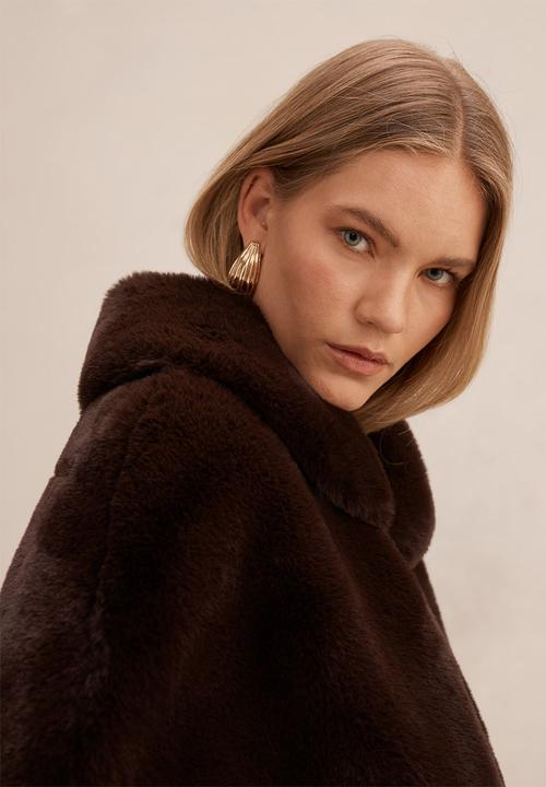 Forever New - Evelyn faux fur wrap in chocolate