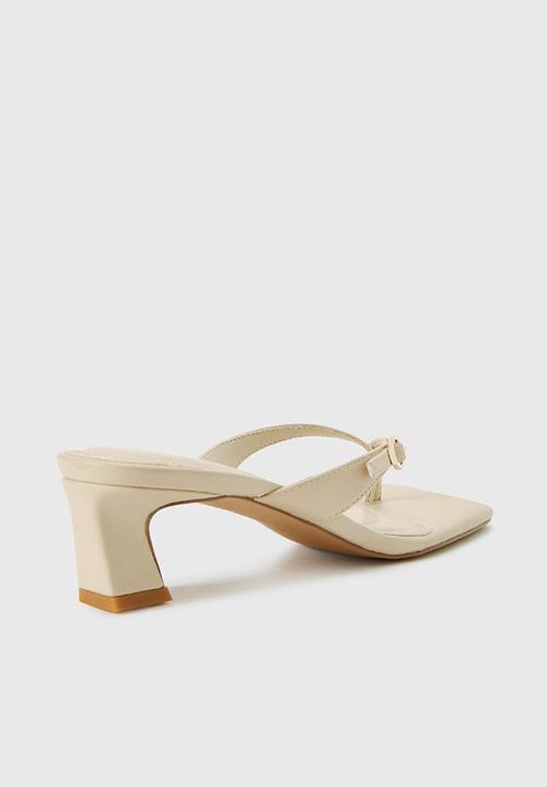 Forever New - Belinda 2 buckle detail thong heeled sandal in nude