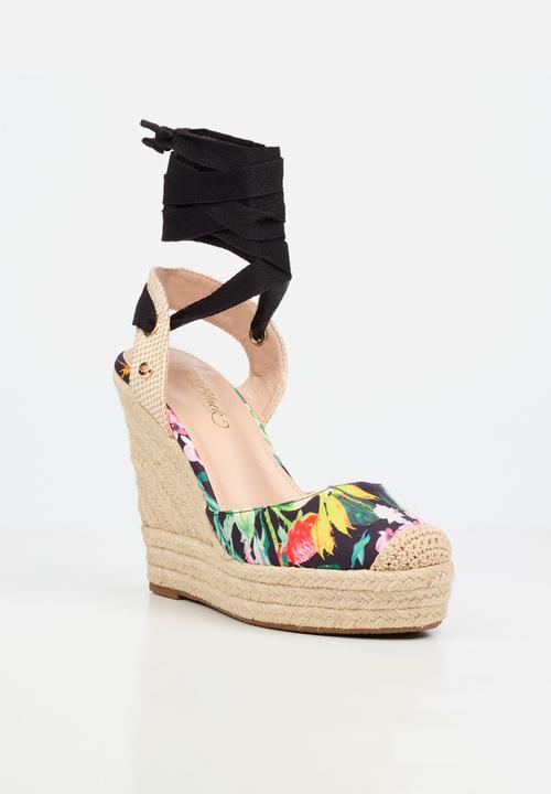 Miss Black - Moniker 10 floral platform wedge - black
