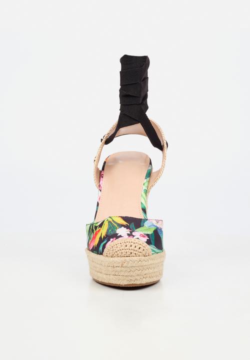 Miss Black - Moniker 10 floral platform wedge - black