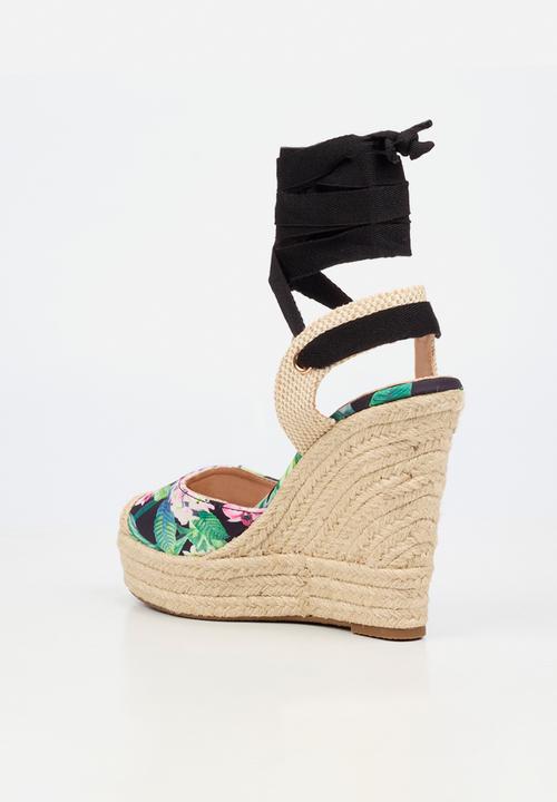 Miss Black - Moniker 10 floral platform wedge - black