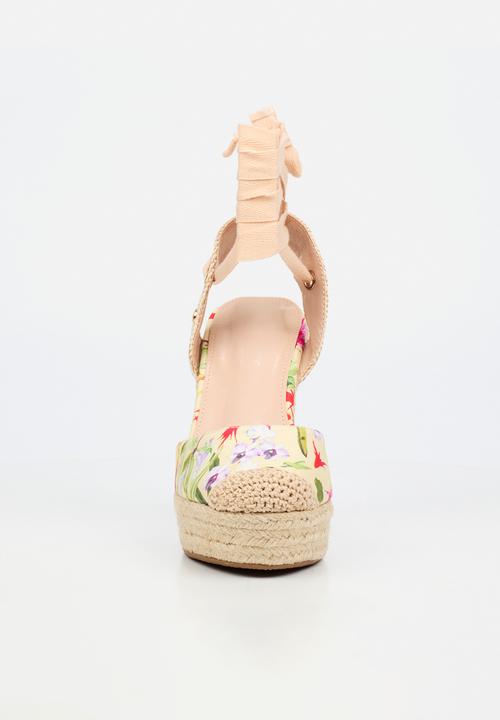 Miss Black - Moniker 10 floral platform wedge - yellow