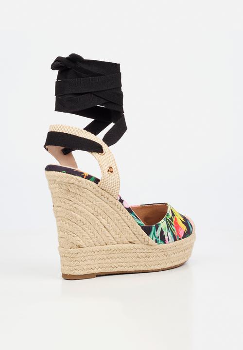 Miss Black - Moniker 10 floral platform wedge - black