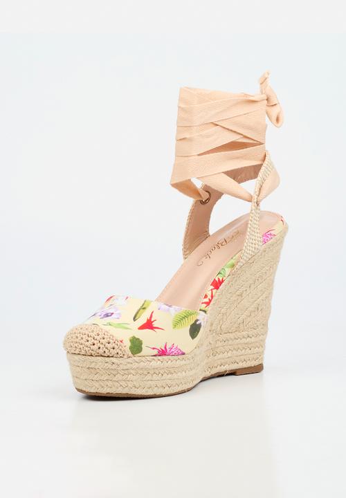 Miss Black - Moniker 10 floral platform wedge - yellow