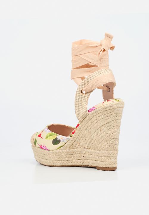 Miss Black - Moniker 10 floral platform wedge - yellow