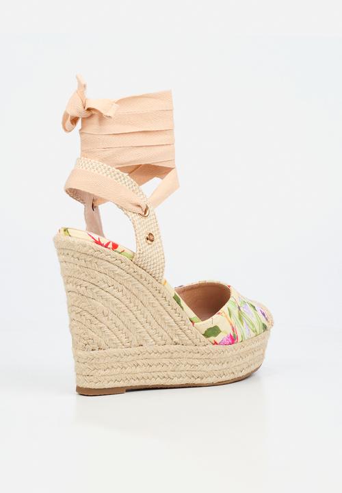 Miss Black - Moniker 10 floral platform wedge - yellow