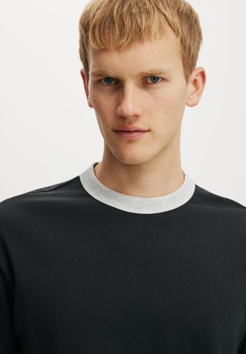 Cotton On - Cropped Fit T-shirt - Washed Black/Grey Marle Ringer
