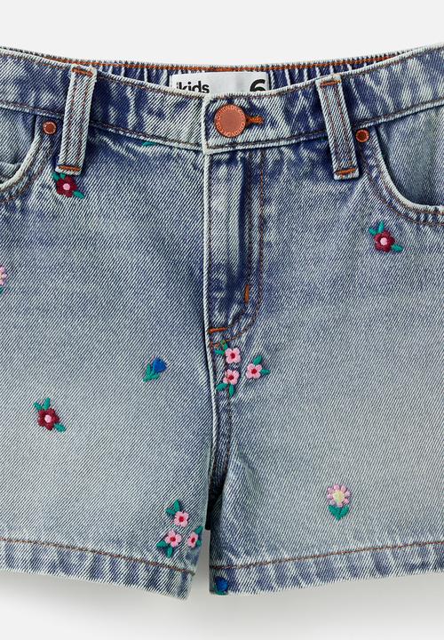 Cotton On - Relaxed Denim Short - Airlie Light Blue/Floral Embroidery