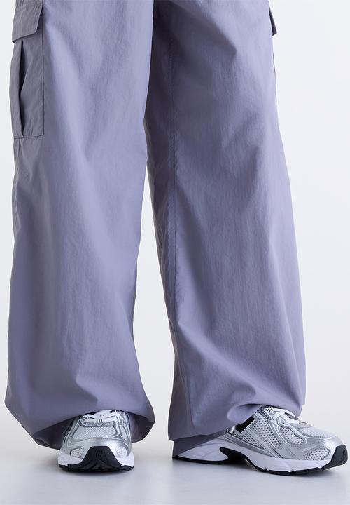 New Balance  - NB Athletics Cargo Pant - Off-Line Grey