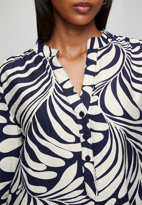 Izabel London - 3/4 Sleeve With Turn Back Cuff Mandarin Button Through Porinted Blouse - Navy