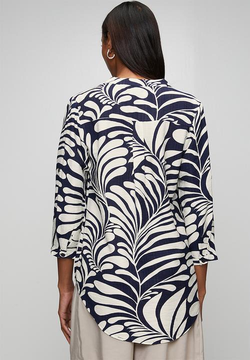 Izabel London - 3/4 Sleeve With Turn Back Cuff Mandarin Button Through Porinted Blouse - Navy