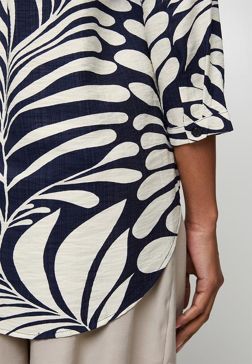 Izabel London - 3/4 Sleeve With Turn Back Cuff Mandarin Button Through Porinted Blouse - Navy