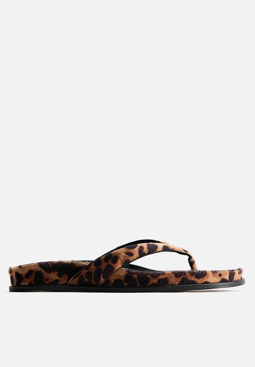 H&M - Footbed flip-flops - beige/leopard print