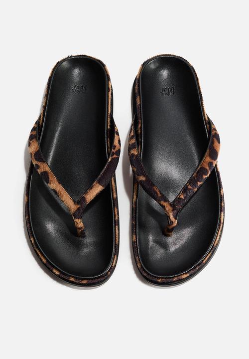 H&M - Footbed flip-flops - beige/leopard print