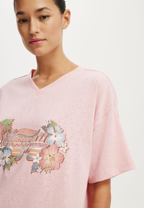 Cotton On - V Neck Vacay Graphic Tee - Hawaii/Bubblegum Fizz