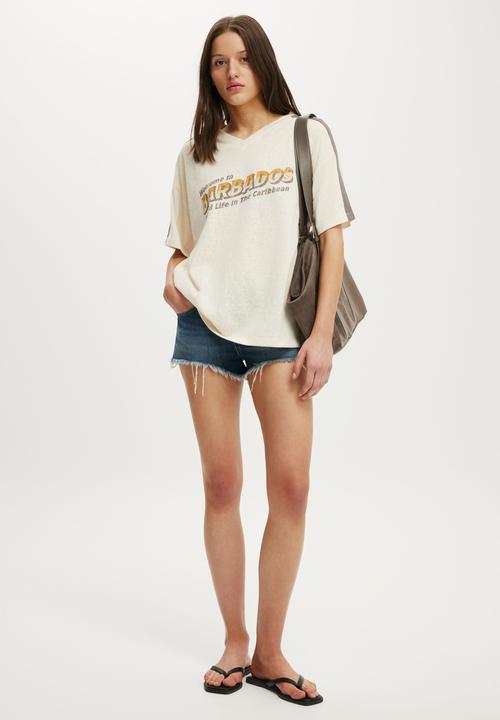 Cotton On - V Neck Vacay Graphic Tee - Barbados/Coconut