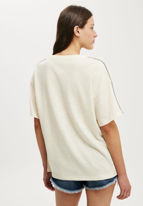 Cotton On - V Neck Vacay Graphic Tee - Barbados/Coconut