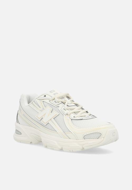 New Balance  - 740