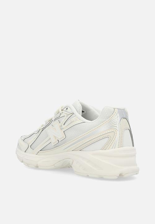 New Balance  - 740