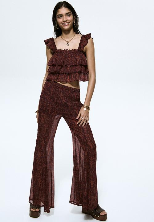 H&M - Flared crinkled trousers - burgundy/patterned