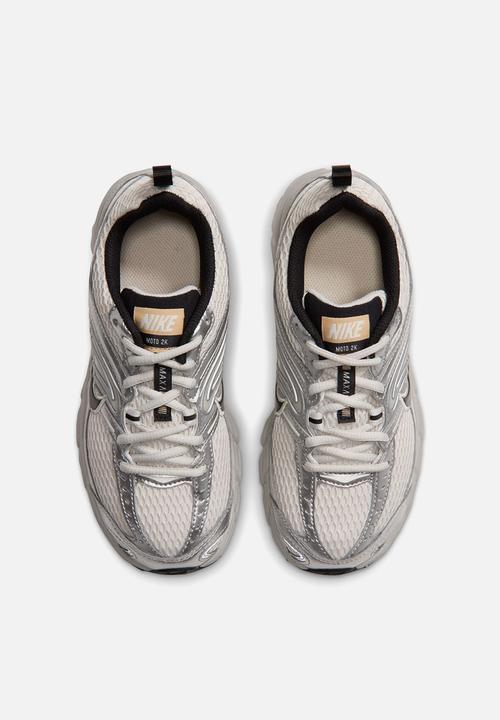 Nike - Nike air max moto 2k grade school - light bone/black/ metallic silver