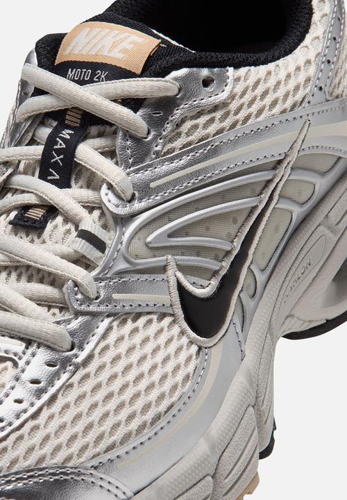 Nike - Nike air max moto 2k grade school - light bone/black/ metallic silver