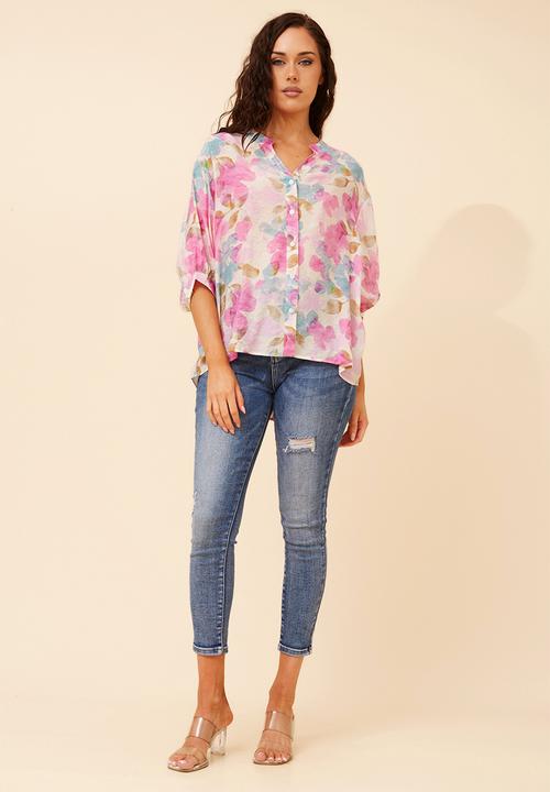 Stella Morgan - Half Sleeve Batwing Sheer Button Through Shirt With Centre Back Button Detail - Multi Pink