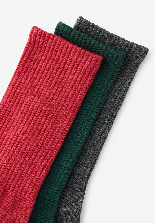 Cotton On - 3 PACK ESSENTIAL CREW SOCKS - RED/PINENEEDLE/CHARCOAL
