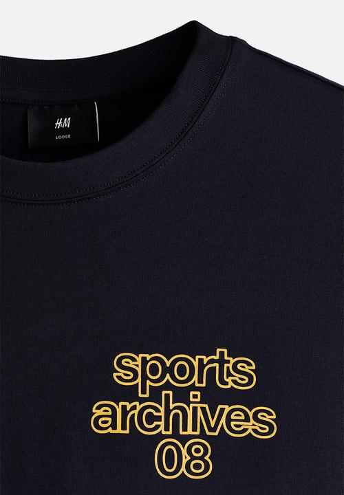 H&M - Loose fit printed t-shirt - dark grey/sports archives 08