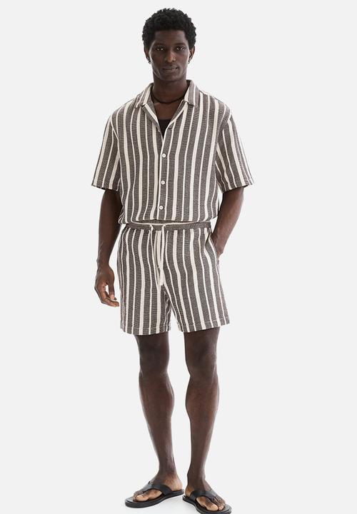 H&M - Regular fit shorts - brown/striped