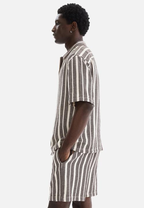 H&M - Regular fit shorts - brown/striped