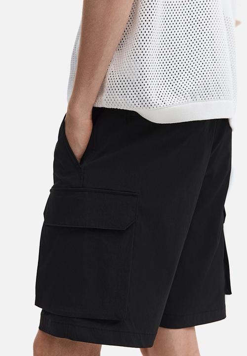 H&M - Regular fit cargo shorts - black