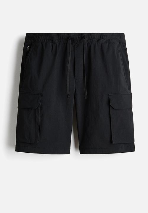 H&M - Regular fit cargo shorts - black