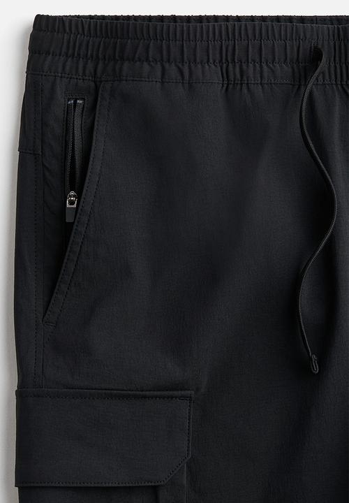 H&M - Regular fit cargo shorts - black