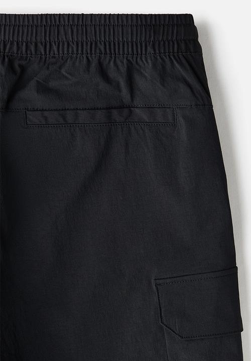 H&M - Regular fit cargo shorts - black