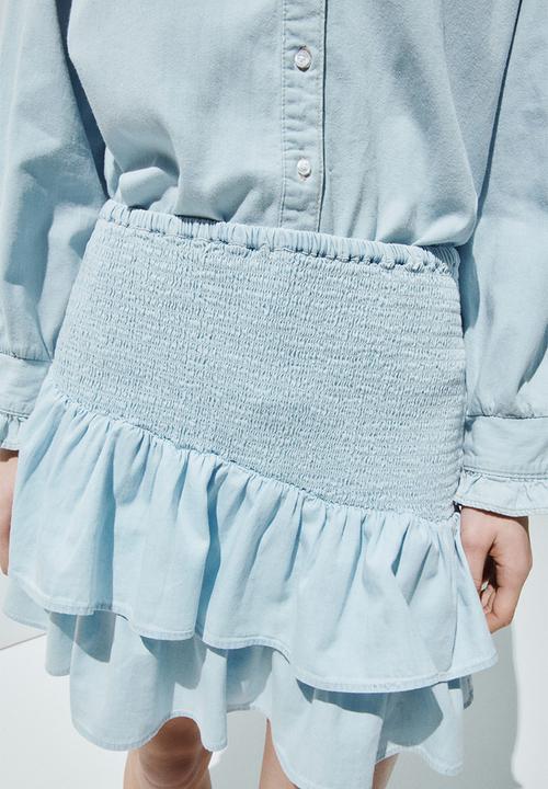 H&M - Smocked denim skirt - light blue