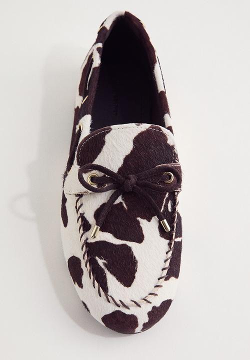H&M - Deck shoes - white/cowhide print