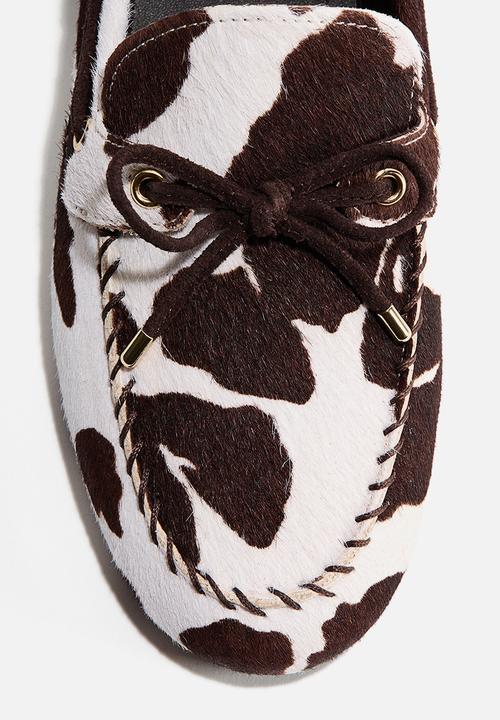 H&M - Deck shoes - white/cowhide print