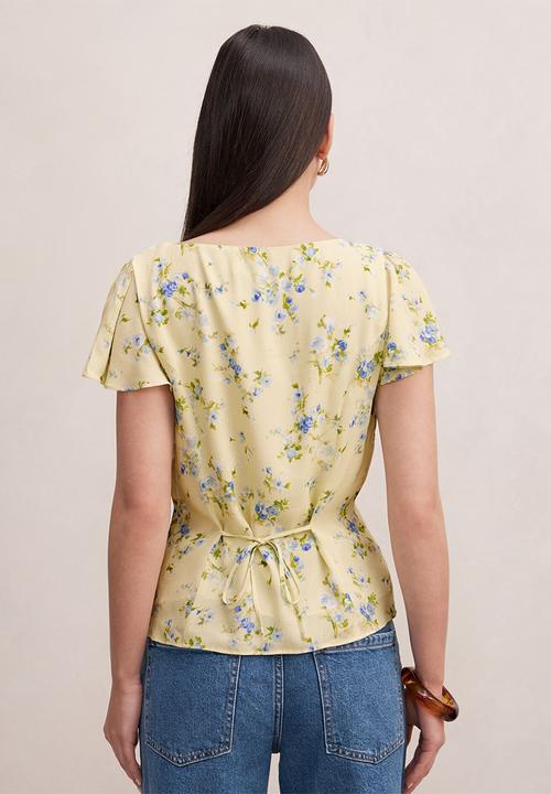 Forever New - Daphne flutter sleeve blouse in light milford floral