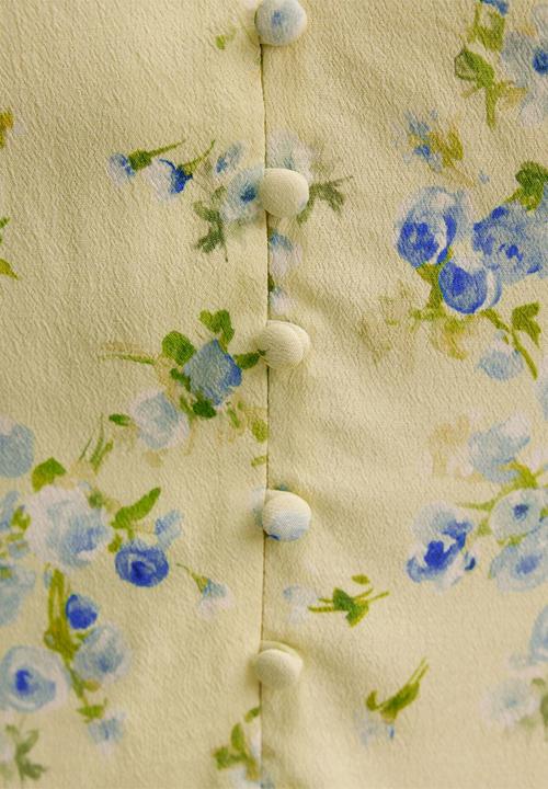 Forever New - Daphne flutter sleeve blouse in light milford floral