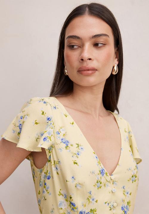 Forever New - Daphne flutter sleeve blouse in light milford floral