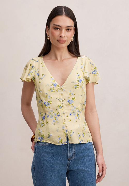 Forever New - Daphne flutter sleeve blouse in light milford floral