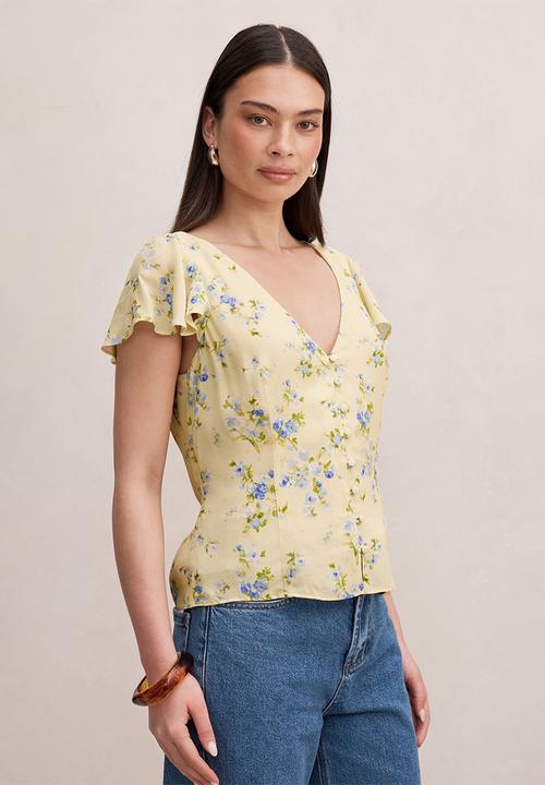 Forever New - Daphne flutter sleeve blouse in light milford floral