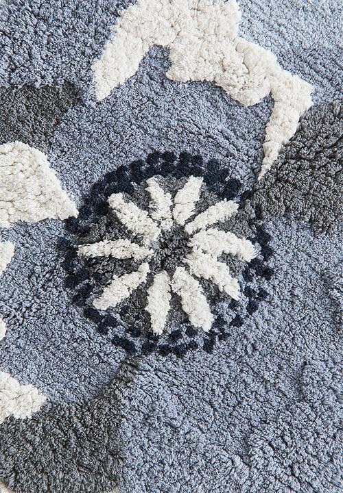 H&M - Tufted flower-shaped bath mat - dusty blue/flower