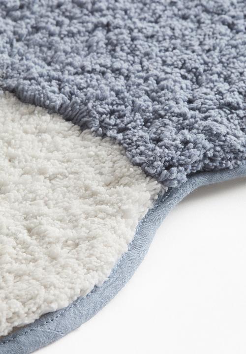 H&M - Tufted flower-shaped bath mat - dusty blue/flower