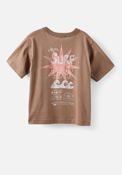 Cotton On - Essentials Graphic Short Sleeve Tee - Cookie Crumble/Surf Comp