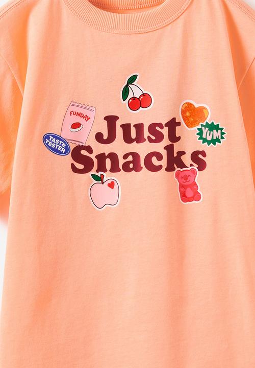 Cotton On - Essential Short Sleeve Graphic Tee -  Apricot Sun/Snacks Funday Collab
